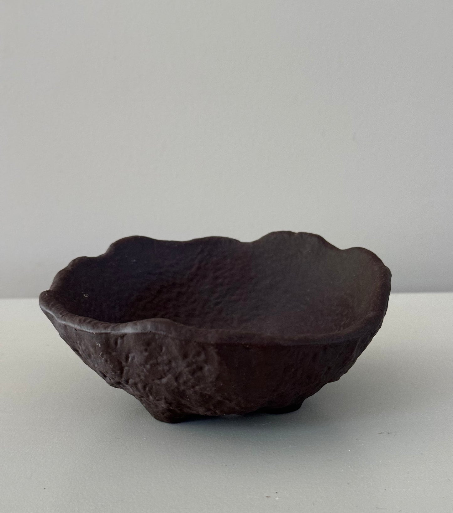 High-quality small Yixing pottery pot, perfect for indoor bonsai, houseplants, and ornamental plants
