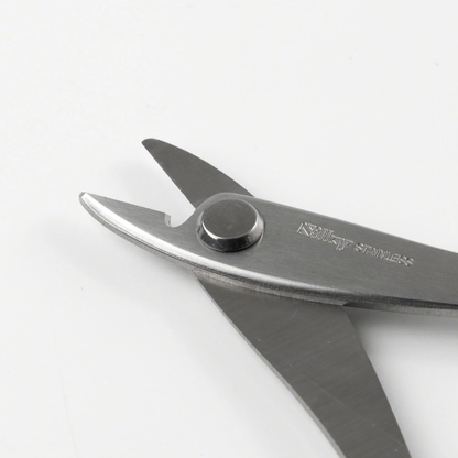 Close-up of the blades of Wazakura stainless steel bonsai scissors